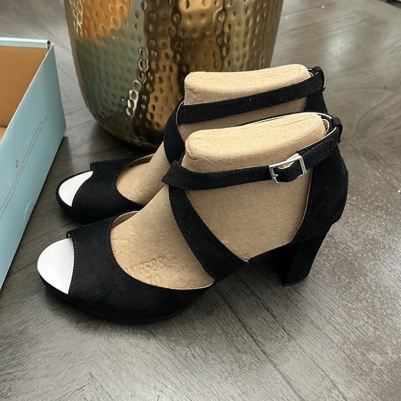 LIFESTRIDE Allison Strappy Dress Sandals - Picture 8 of 10